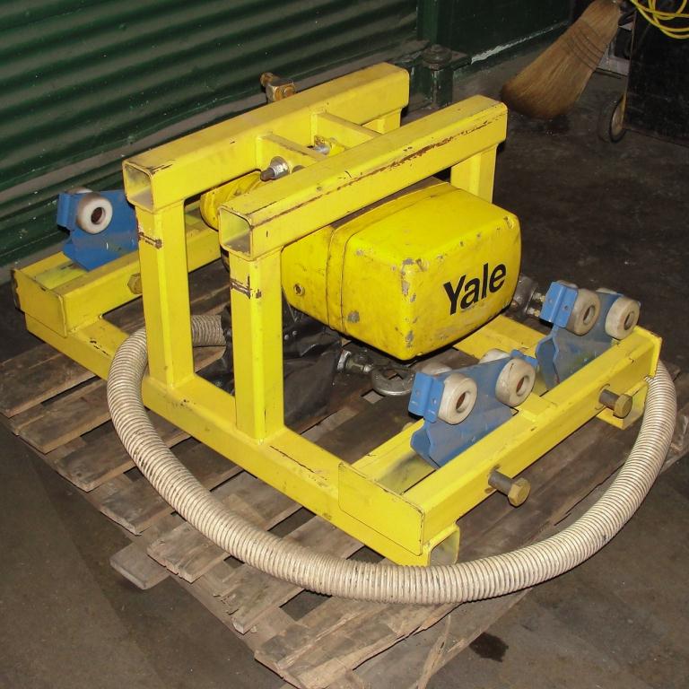 Material Handling Equipment chain hoist, 2000 lbs. Yale model Kal1-10LG23S1
