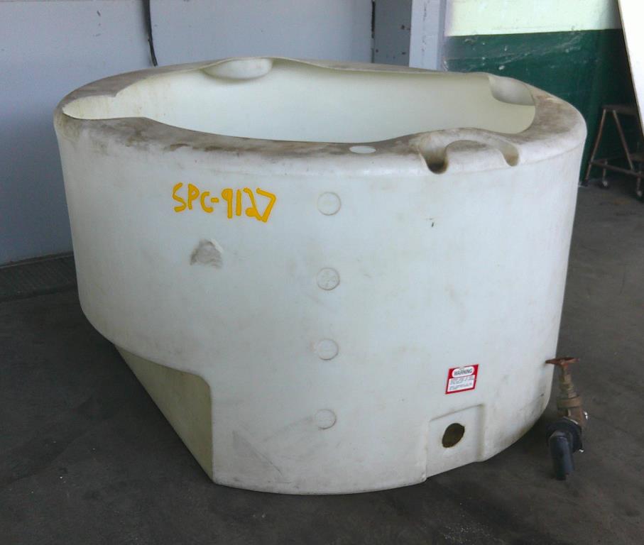 Tank 400 gallon vertical tank, poly, flat bottom