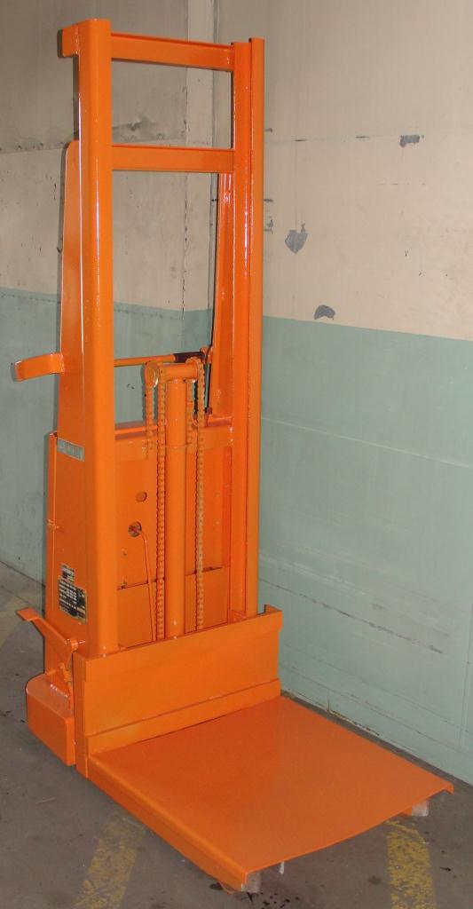 Material Handling Equipment 1500 lbs capacity Crown drum lift model 15B, 67 lift height1