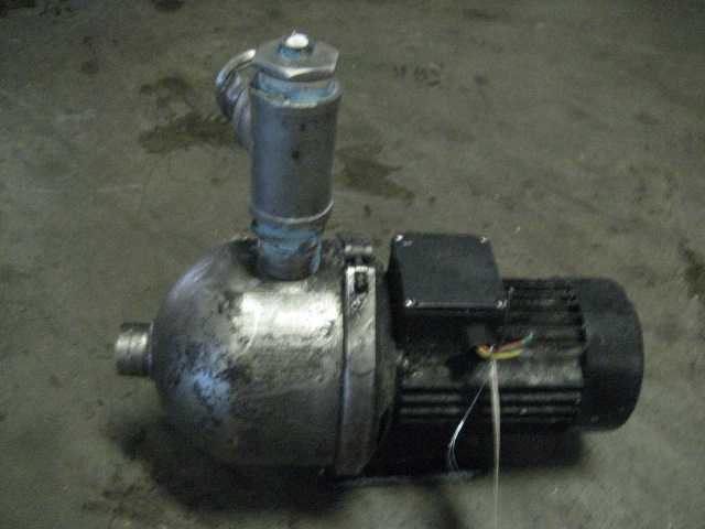 Pump 15 1/2  OAL  x 17 1/2 OAH Grundfos centrifugal pump, 1.5 hp, Stainless Steel1